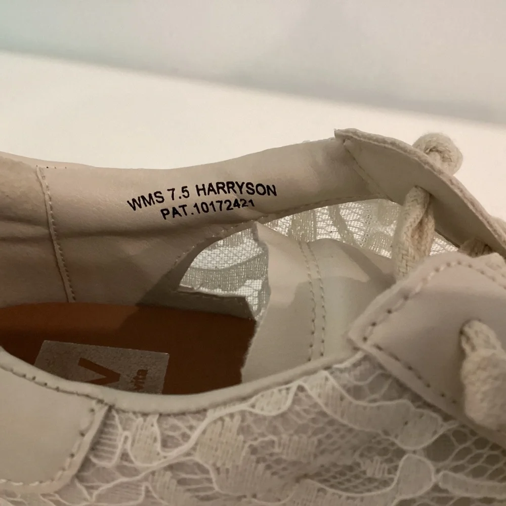 DV by Dolce Vita WMNs Ivory Lace Comfort Memory Foam Cushion Sneaker SZ 7.5 NWOB